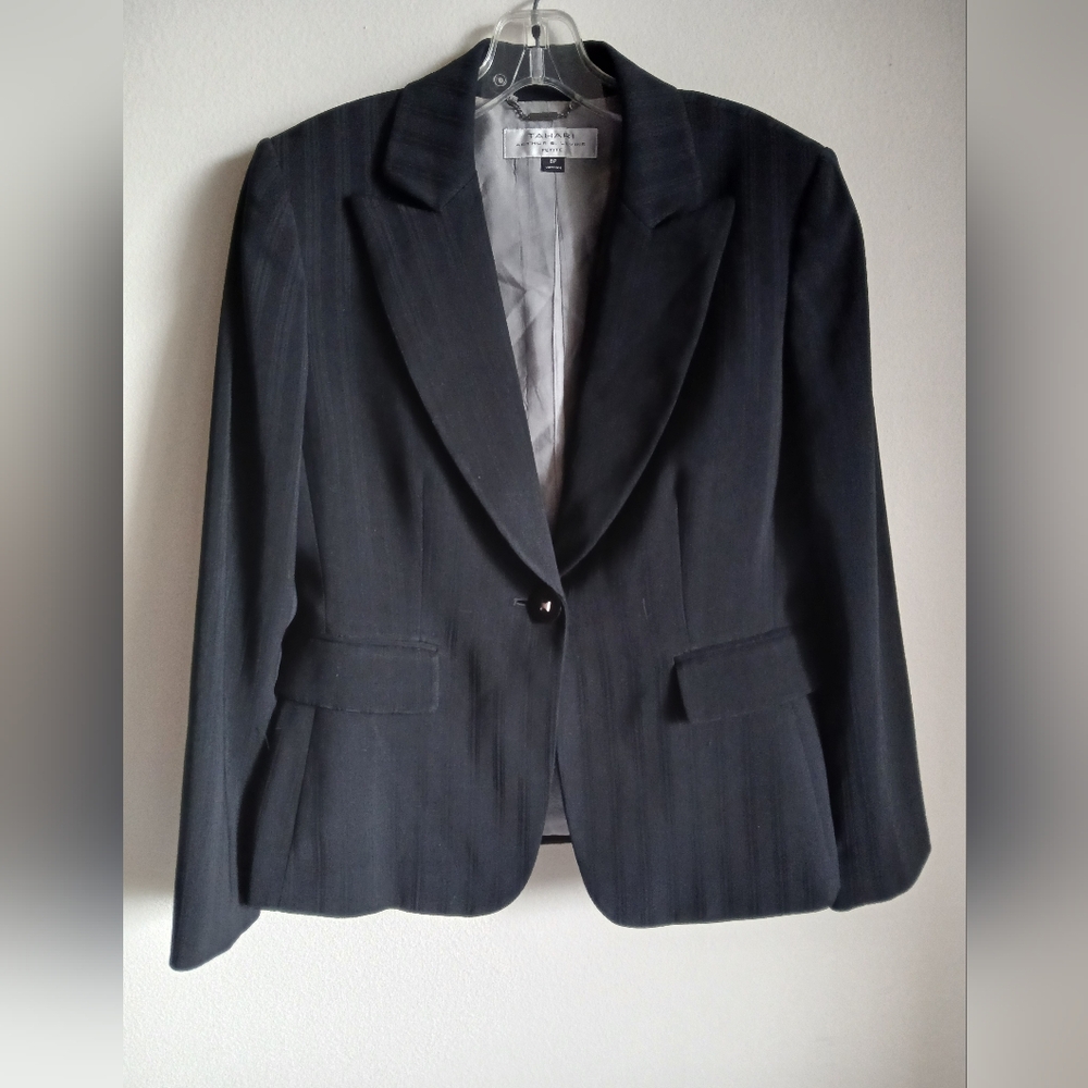 Tahari women’s blazer Size Petite 8 Arthur S. Levine Black